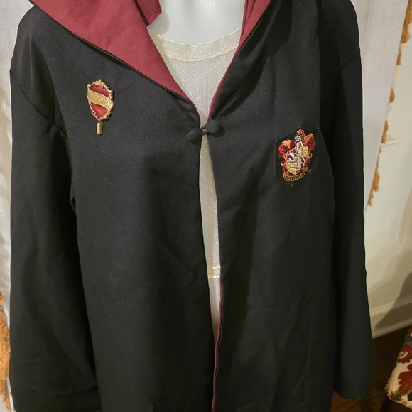 Black Hooded Robe with Red Accents - Picture 3 of 9